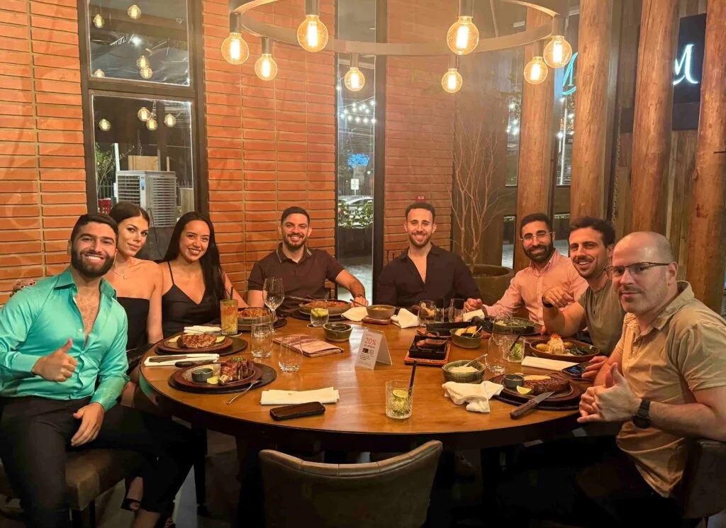 Osher con clientes celebrando en Asunción, Paraguay