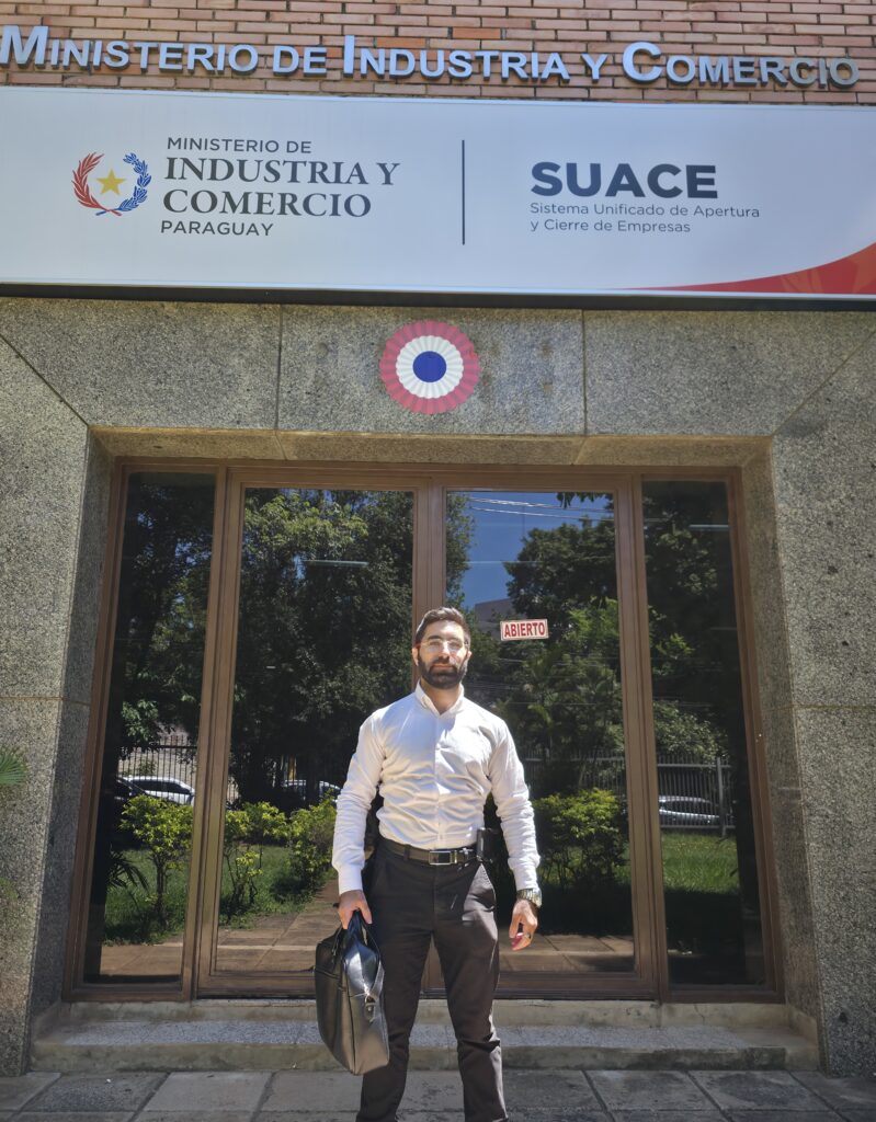 Ошер в офисе SUACE в Асунсьоне, Парагвай