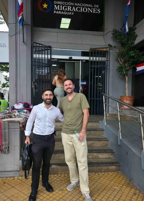 Osher mit einem kanadischen Mandanten bei der Einwanderungsbehörde in Asunción, Paraguay